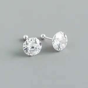 Orecchini a lobo in argento S925 con zircone cubico rotondo e chiusura a vite sicura ed elegante.