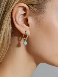 Orecchini a cerchio in argento sterling placcato oro con ciondolo a goccia blu dettaglio