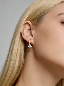 Orecchini a cerchio malocchio in argento sterling 925 con zirconi, scatto di dettaglio elegante.