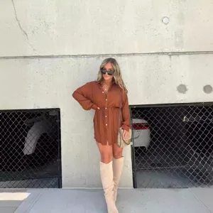 Brown long sleeve shirt dress with beige boots and chain bag for autumn fashion style