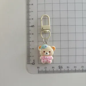 Détail de porte-clés ours en pyjama dessin animé mignon et accessoire de sac parfait.
