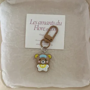 Porte-clés ours en peluche pyjama mignon, vue rapprochée de ce charmant accessoire de sac.
