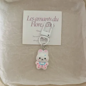 Adorable porte-clés lapin de dessin animé avec fermoir blanc et carte de détail vue.