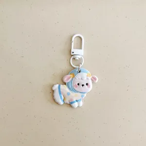 Vue détaillée du porte-clés mouton de dessin animé mignon avec fermoir en métal blanc.