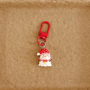 Lindo llavero de muñeco de nieve navideño con mosqueton rojo, encantador accesorio para bolso.