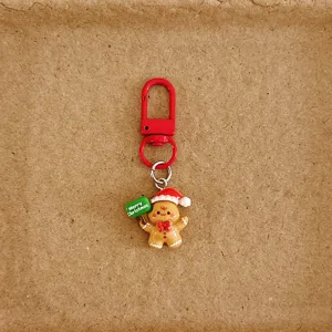 Llavero de hombre de jengibre navideño con un práctico gancho rojo y colgante festivo.