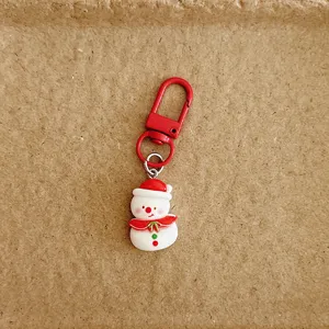 Détail de porte-clés bonhomme de neige de Noël mignon, crochet rouge, charmant pendentif de sac.