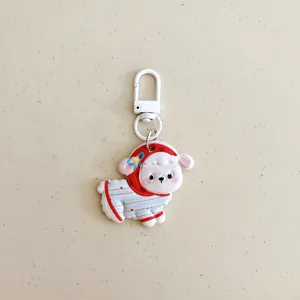 Détail de porte-clés mouton de dessin animé mignon, crochet blanc et charm pour sac à dos.