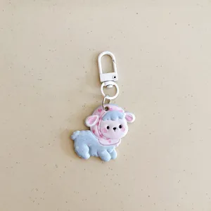 Gros plan détail du pendentif porte-clés mouton de dessin animé avec jolie capuche rose.