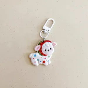 Gros plan sur le porte-clés mouton mignon, avec des étoiles colorées et un chapeau melon pastèque.