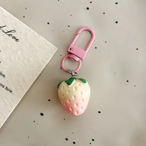 Niedlicher Erdbeer-Schlüsselanhänger Detailansicht, rosa Verschluss, süßer Taschenanhänger.