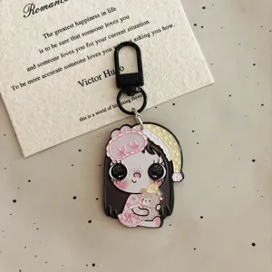 Detail van de schattige cartoon meisje acryl sleutelhanger met metalen haak en hanger.
