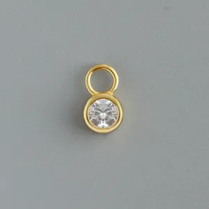 Primo piano dettagliato di un ciondolo per orecchini DIY in argento S925 dorato con zircone.