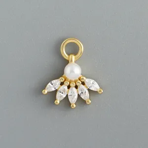Dettaglio pendente per orecchini DIY dorato con zircone marquise scintillante e perla.