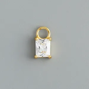 Primo piano di un ciondolo per orecchini DIY in argento S925 dorato con zircone bianco.