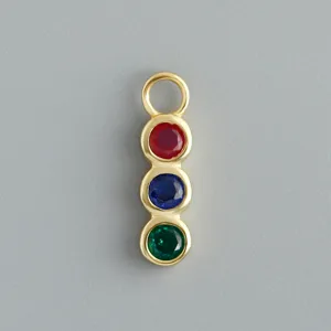 Ciondolo in argento sterling placcato oro con tre pietre colorate, dettaglio prezioso.