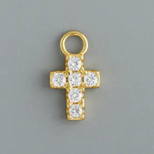 Dettaglio pendente croce dorata con pietre di zircone scintillanti per orecchini fai da te.