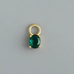 Dettaglio in primo piano del ciondolo pendente ovale con pietra verde dorata per orecchini.
