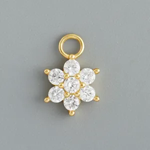Primo piano dettagliato del ciondolo floreale in argento sterling, charm gioiello fai-da-te.