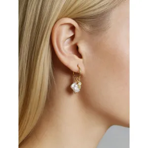 Eleganti orecchini a cerchio dorati con perla barocca e ciondolo a rombo di diamante.