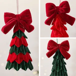 Gedetailleerd uitzicht op het rood-groene fluwelen kerstboomornament met een grote strik.