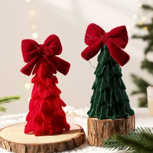 Fluwelen kerstboom tafeldecoratie met rode strik en houten voet voor feestelijke dagen.