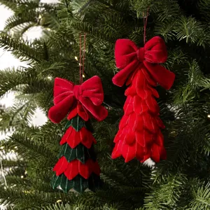 Fluwelen kerstboomhangers met grote strikken, feestelijke rode en groene decoratie-items.