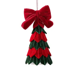 Fluwelen kerstboom ornament met rode strik, feestelijke tafeldecoratie en hangende hanger.