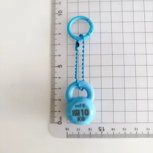 Vista dettagliata portachiavi kettlebell blu, grazioso ciondolo borsa fitness e accessorio zaino.