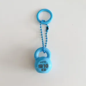 Dettaglio del portachiavi a mini kettlebell blu, simpatico ciondolo per borsa e zaino.