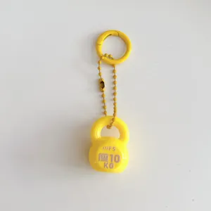 Dettaglio del portachiavi kettlebell fitness giallo come simpatico accessorio per borsa e zaino.