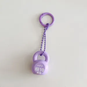 Portachiavi kettlebell viola, simpatico anello fitness per zaino e accessori moda.