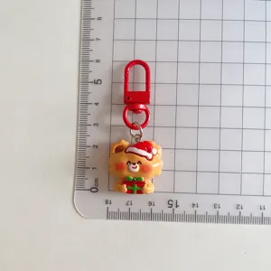 Weihnachten Cartoon Bär Schlüsselanhänger Anhänger mit Weihnachtsmütze und Geschenk.
