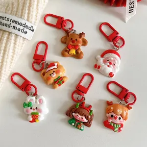 Nahaufnahmen von niedlichen Weihnachtscartoon-Schlüsselanhängern, sortierte Taschenanhänger.
