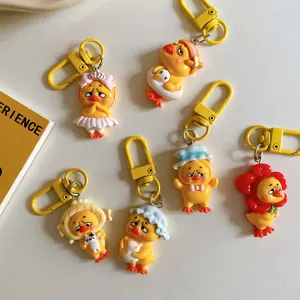 Gros plan de porte-clés canard dessin animé mignons avec divers costumes et fermoirs.