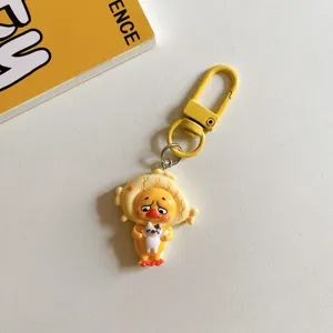 Gros plan sur le joli porte-clés canard jaune dessin animé, adorable accessoire de sac.