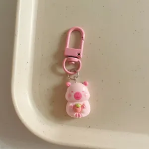 Détail de porte-clés capybara rose mignon, adorable pendentif animal en résine pour sac.