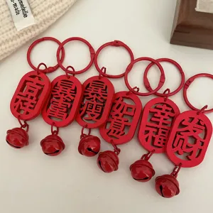 Roter Holzschlüsselanhänger mit Segenswörtern und Glocken als Neujahrsgeschenk Zubehör.