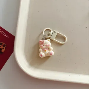 Vista dettagliata del portachiavi a forma di orsetto, ciondolo in resina per borsa charm.