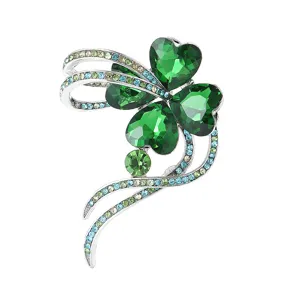 Detailansicht einer exquisiten vierblättrigen Kleeblatt Strass Brosche in elegantem Grün.
