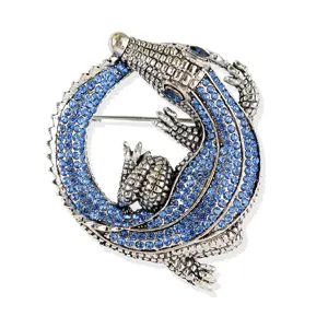 Detaillierte Nahaufnahme der funkelnden blauen Strass-Krokodil-Brosche in Vintage-Silber.