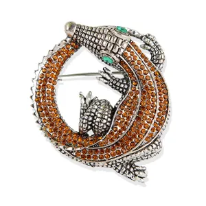 Detailaufnahme der vintage silberfarbenen Strass Krokodil Brosche mit amberfarbenen Steinen.
