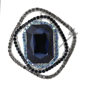 Nahaufnahme Detailansicht der eleganten rechteckigen dunkelblauen Kristallbrosche mit Strass.