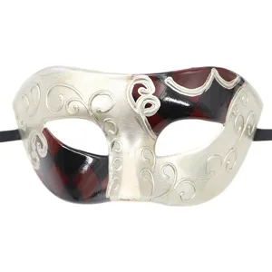 Dettaglio maschera veneziana, riccioli in rilievo argento e motivo a quadri nero rosso festa.