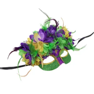 Gros plan détaillé du masque de bal masqué coloré avec des plumes et des fleurs.