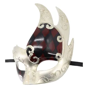 Close-up detailweergave van het Venetiaanse masker met zilveren krulmotieven en een zwart-rode ruit.