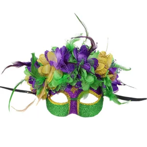 Détail de masque de bal masqué à plumes, loup de fête multicolore pour carnaval et fête.