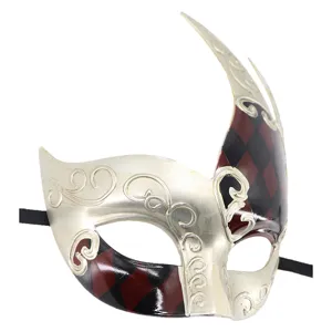 Prachtige Venetiaanse mascarade masker voor feest Halloween carnaval harlekijn ontwerp.