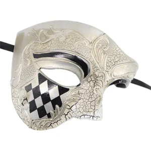 Dettaglio maschera veneziana mezza faccia, finitura crepata argento e motivo a scacchi.