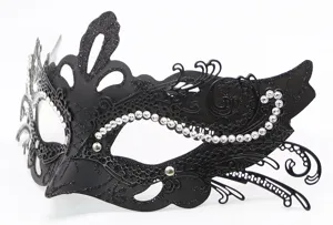 Maschera di carnevale nera con strass lucidi, ideale per feste di Halloween ed eventi.
